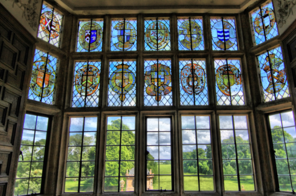 Jendela besar dengan panel kaca patri